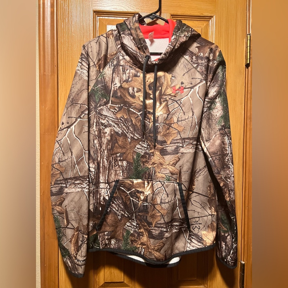 Under armour camo cold gear. Size large hoodie